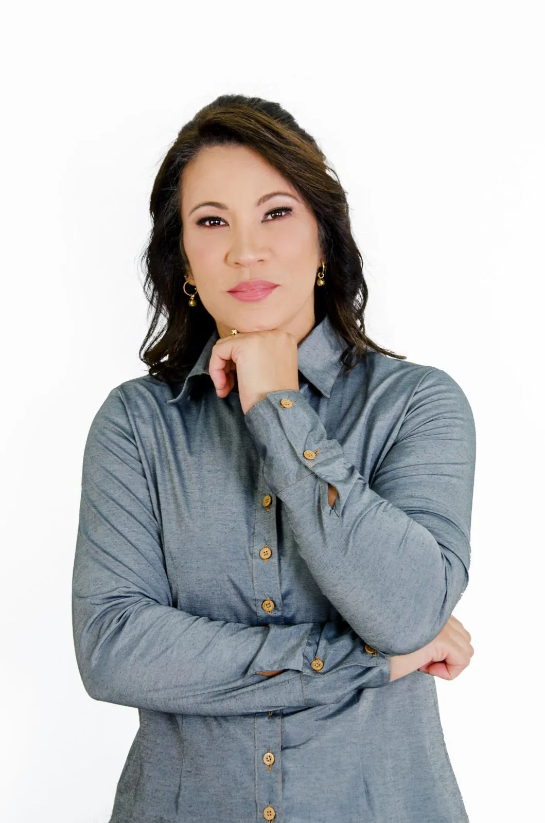 Luiza Oliveira, terapeuta integrativa, em retrato com fundo claro